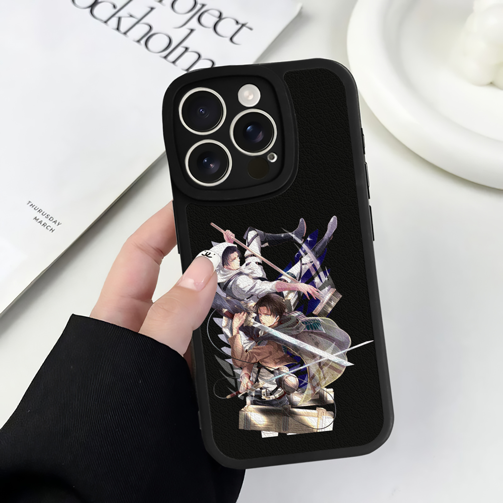 （画像用） 進撃の巨人 リヴァイ·アッカーマン Attack on Titan Levi Ackerman 【iPhone 16シリーズ対応】シリコンスマホケース（レザー調） 材質：シリコン